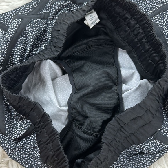 Lululemon Tracker Short IV Freckle Flower Black White / Black - Picture 3 of 5